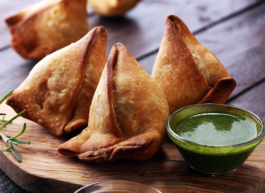 Индийские уличные закуски: как приготовить самосы и пакоры дома