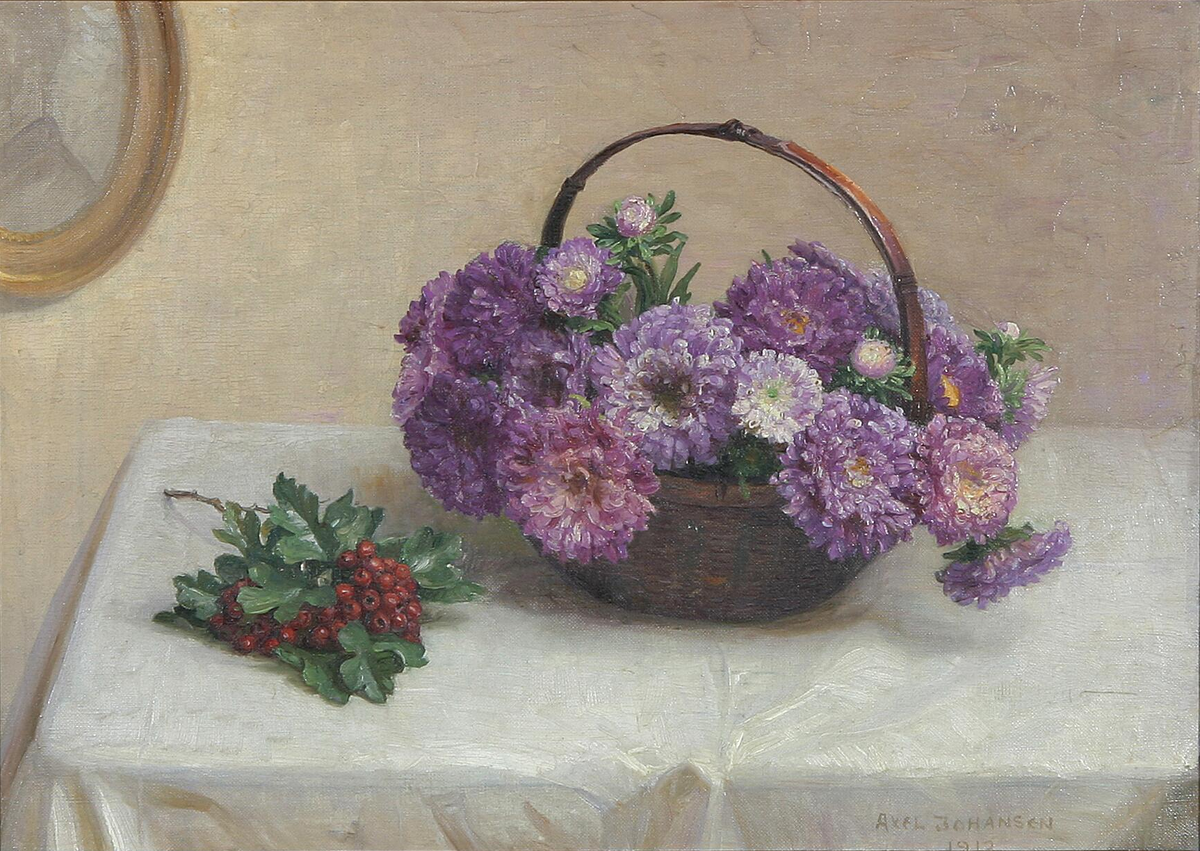 «Натюрморт с фиолетовыми астрами в корзине» Акселя Йохансена (1912 г.)  / Источник: Wikimedia Commons ( Bruun Rasmussen Auctions, Public domain) https://commons.wikimedia.org/wiki/File:Axel_Johansen_-_Opstilling_med_lilla_asters_i_en_kurv_-_1912.png