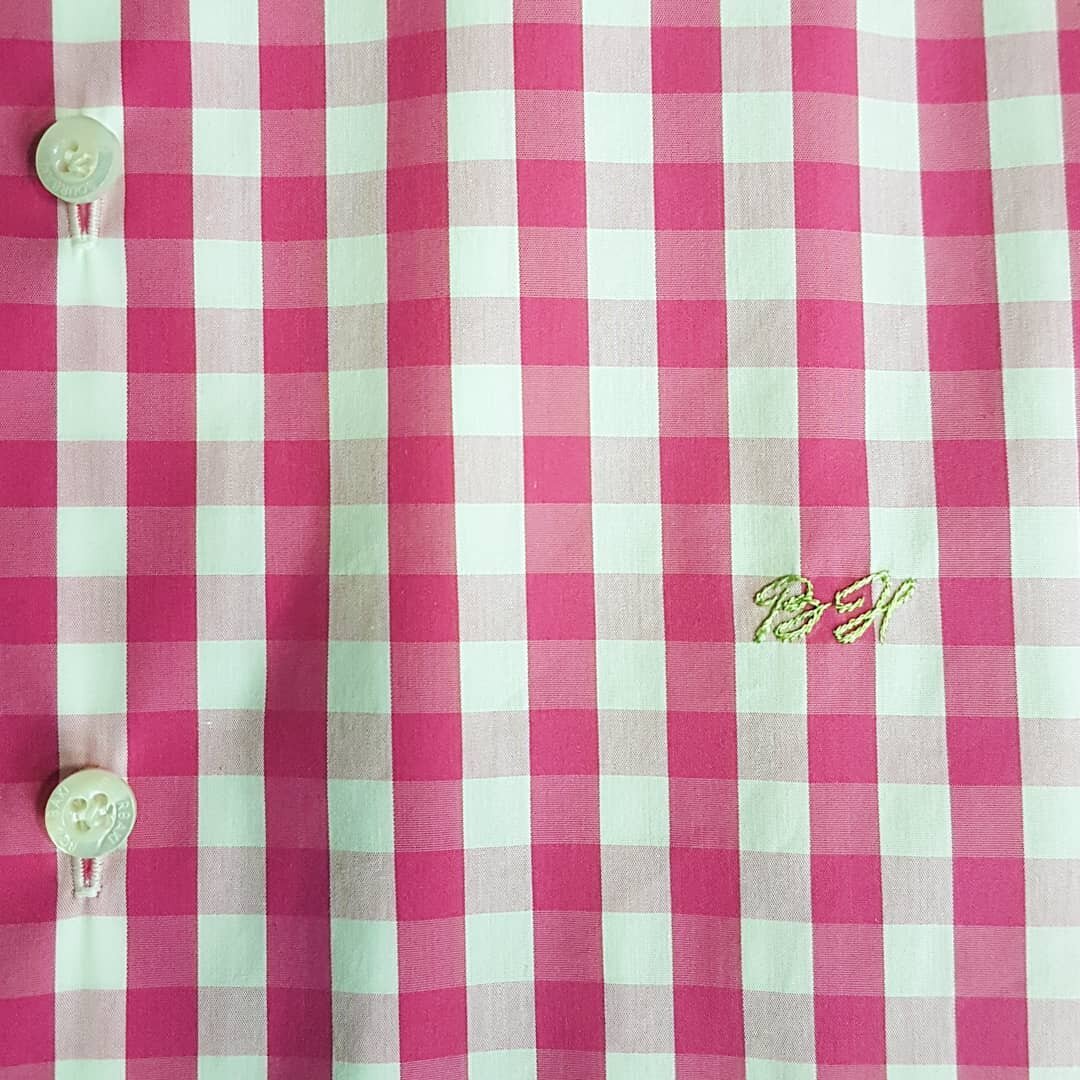 Во всех смыслах яркий пример клетки гингем на сорочке из гладкого поплина с вышитыми вручную инициалами заказчика в ателье Bourbaki.