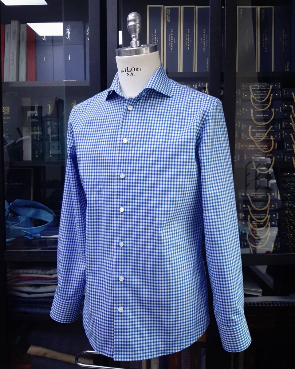 Сорочка из хлопка в синюю клетку гингем в ателье Bourbaki.