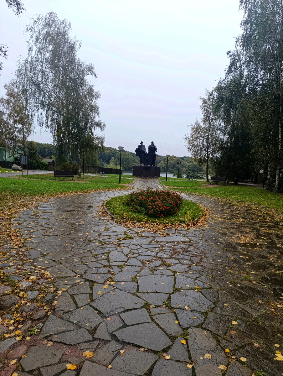 Старая Ладога. Конец сентября. Памятник основателям Руси. 