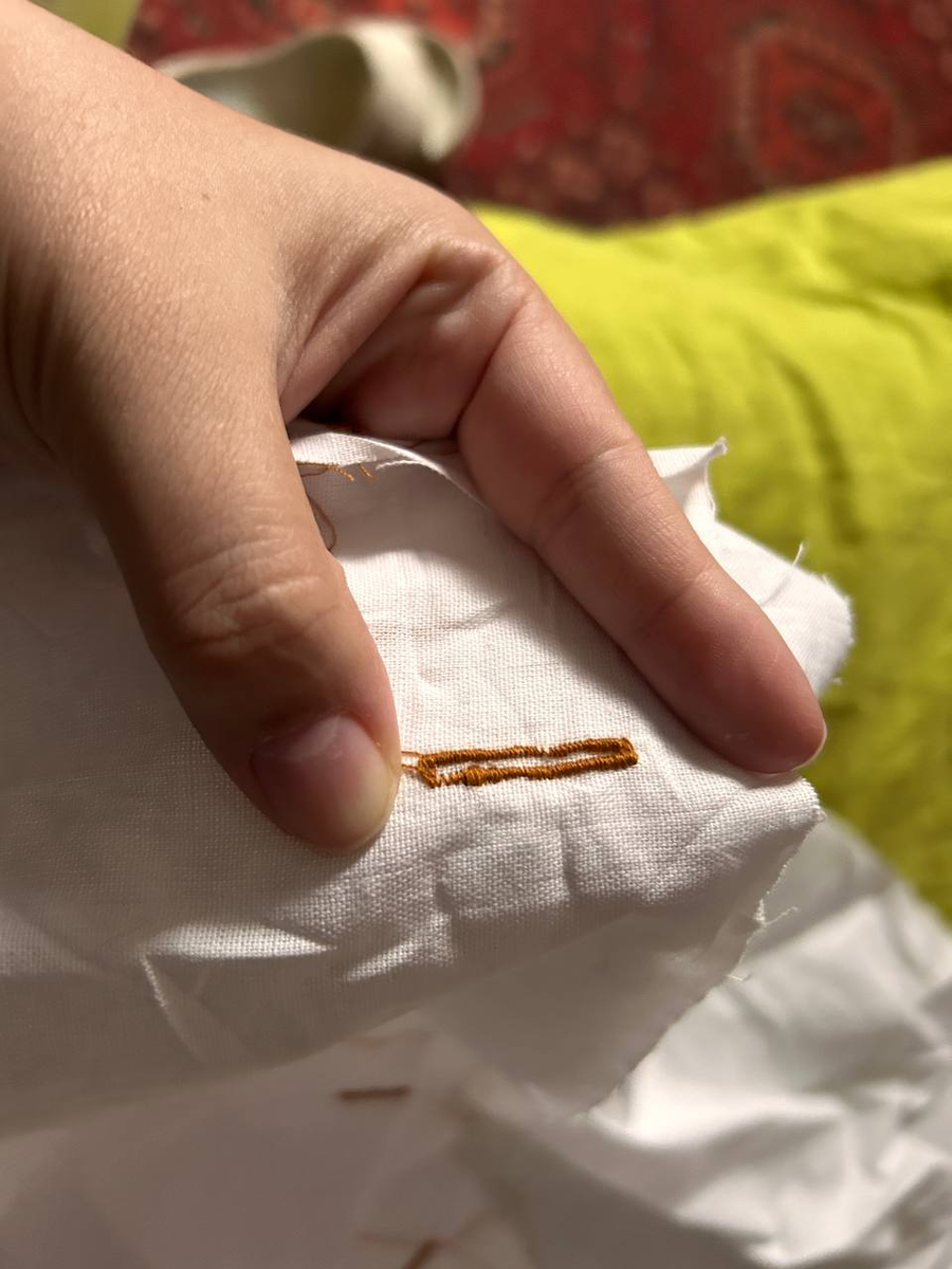 Петли получаются просто кошмарными и вы никак не можете понять в чем дело? Читайте выпуск до конца и я помогу вам в этом разобраться. Вскоре ваши петли на швейной машине будут просто идеальными, а не вот этот кошмар, как на фото. 