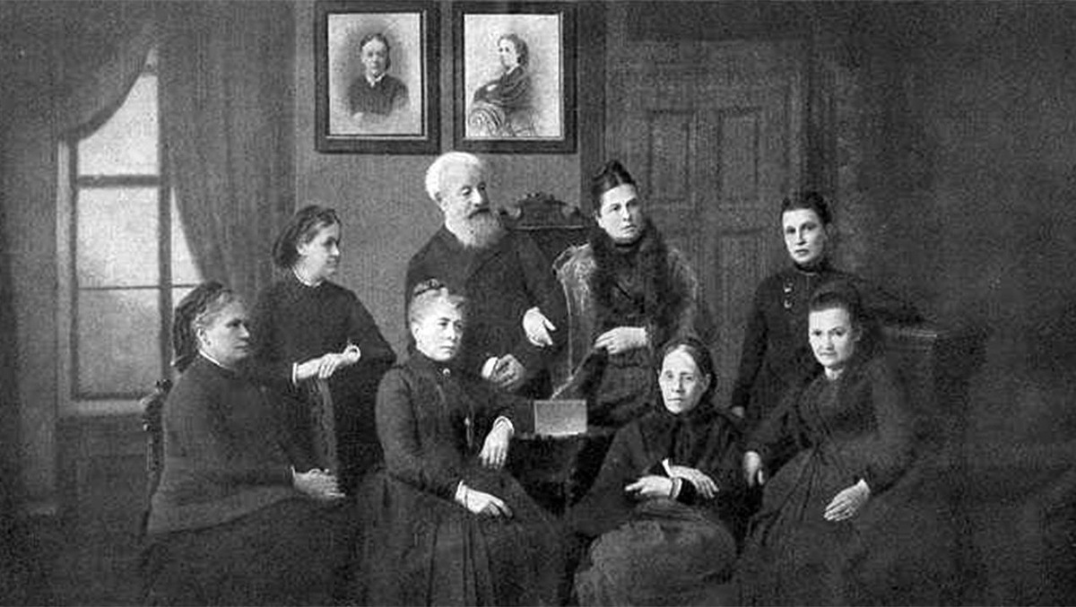    Группа первых деятелей по организации Бестужевских курсов.