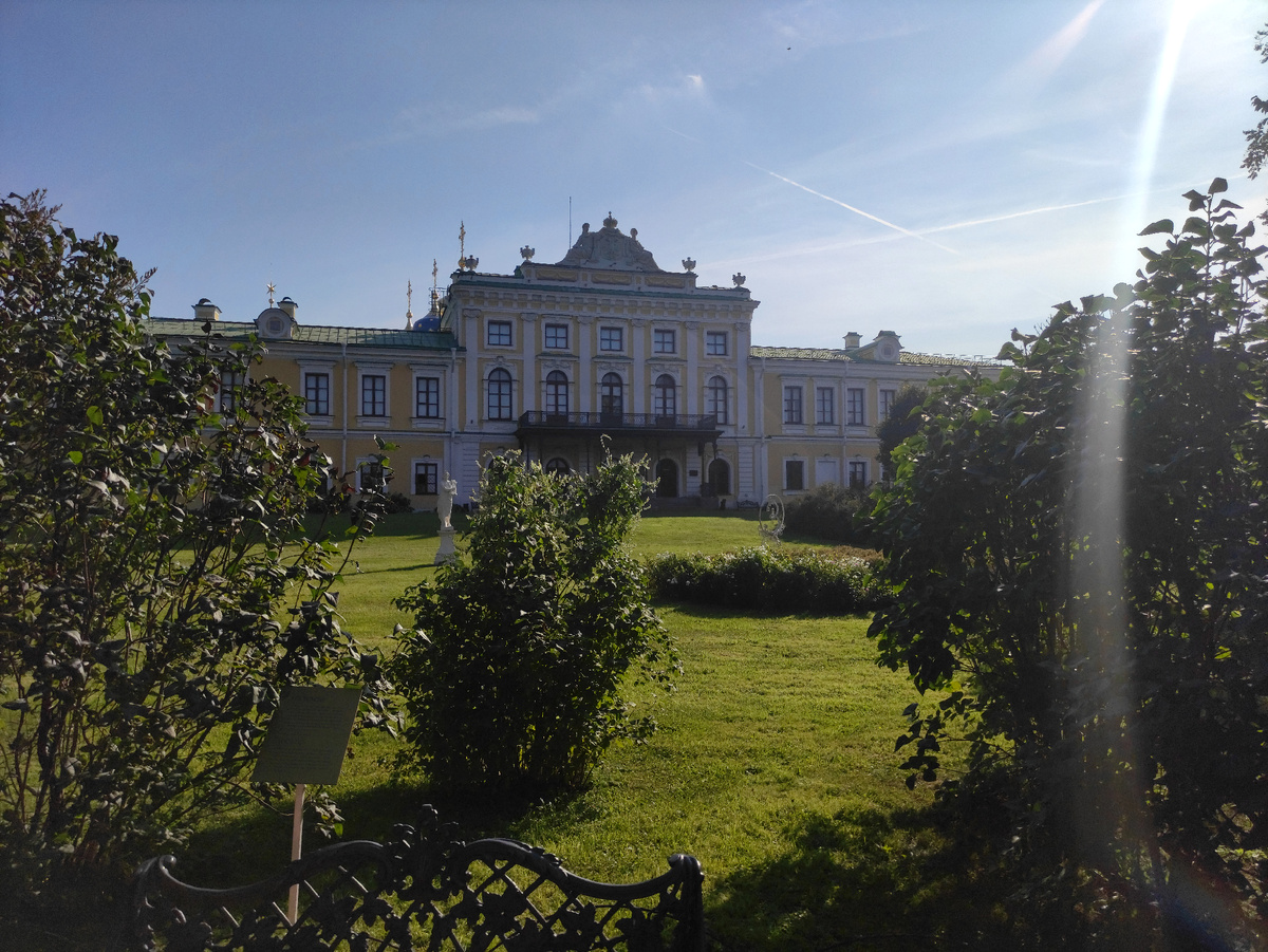 Главный корпус дворца и сад со стороны Волги. Фото автора статьи.