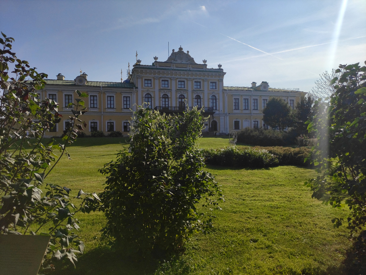 Главный корпус дворца и сад со стороны Волги. Фото автора статьи.