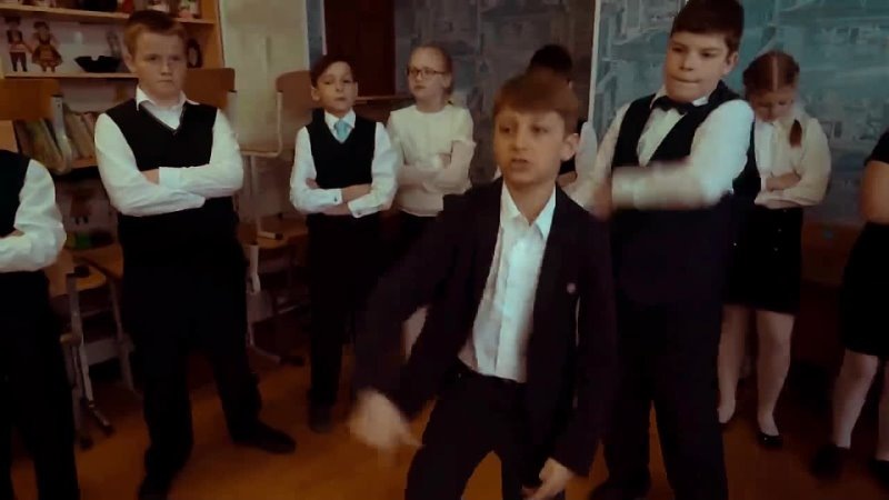 Кадр из видео с песней «Школьный рэп» («Учат в школе») на выпускной в начальной школе