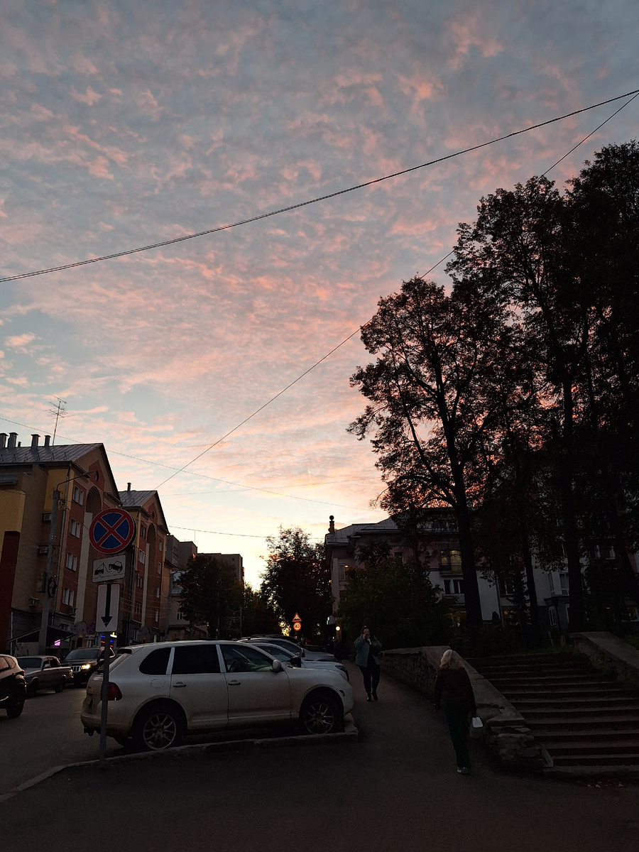 Между 17 и 18 часами такое небо. 