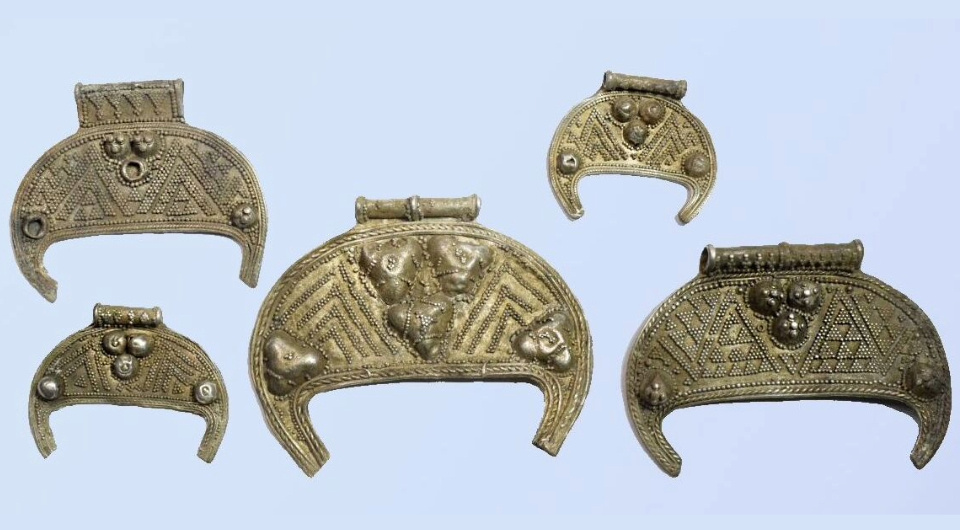 Украшенные зернью лунницы из Воздвиженского клада. Источник: Институт археологии РАН.