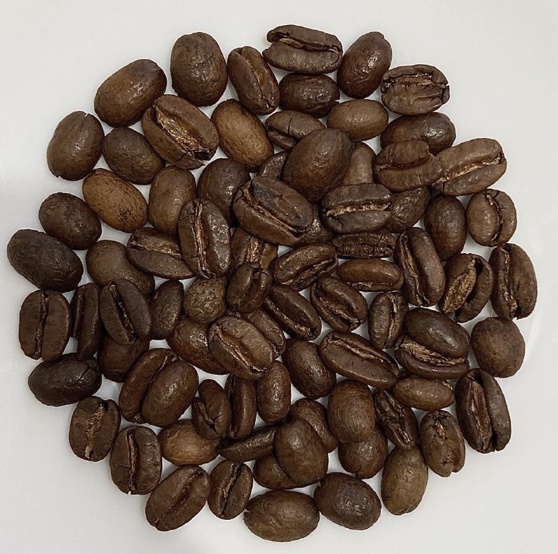 Гейша натуральной контролируемой обработки*, выращенная Себастьяном Гомесом на ферме Ла Дивиза, на высоте около 1900 метров над уровнем моря. Ферма расположена рядом с Центральным горным хребтом Колумбии, где богатая минералами вулканическая почва создает хорошие условия для раскрытия потенциала такой разновидности, как гейша. Само зерно ожидаемо эстетически великолепное, ровное, характерно для гейши вытянутой формы. Дефектных зерен, осколков или квакеров не обнаружено.  Выраженная пигментация и неравномерность окраса, так же, как и отчетливые сахара на поверхности - последствия обработки на ферме.