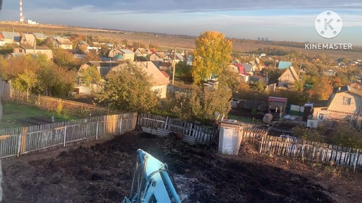 Загнали трактор убирать пеньки. Не пойму зачем в саду две брльшие металлические бочки закапали в землю?