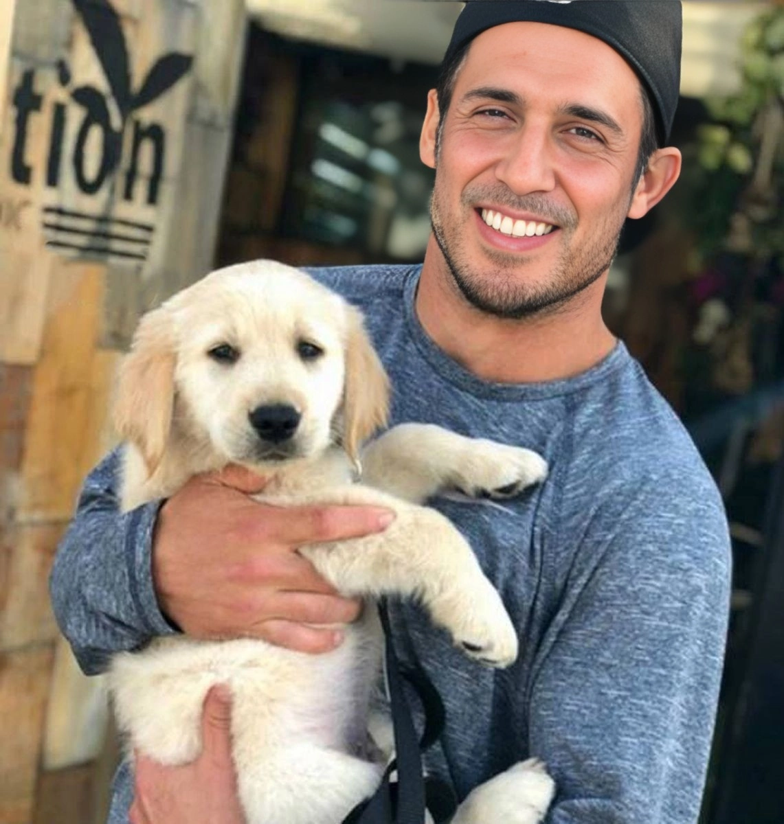 Как вы думаете, кто это? Он знаменит на весь мир и его голос тоже! Пишите ответы в комментариях.