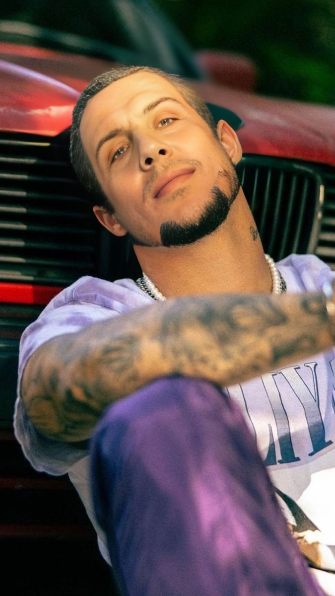 А это тот же человек, что и на первом фото- как его зовут?