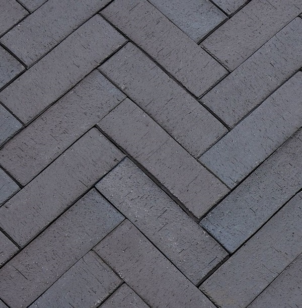 Источник: https://blokspb.ru/catalog/bruschatka-klinkernaja/bruschatka-klinkernaya-trotuarnaya-lsr-grafitovyy-shtutgart-long-250kh80kh50-532sht/