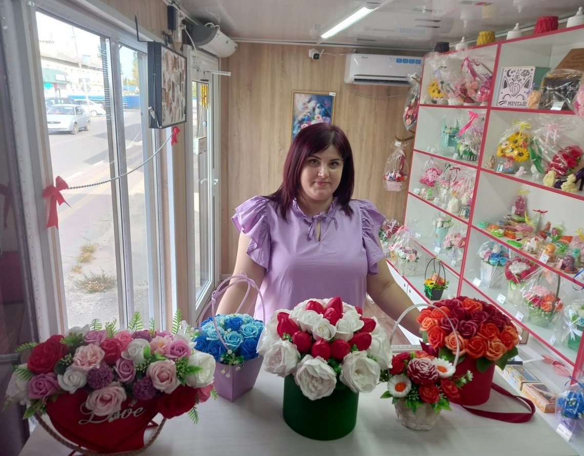 Наталия Устюгова имеет интересное хобби: составляет такие красивые букеты из мыла, причём сами цветы она делает из мыльной пены.