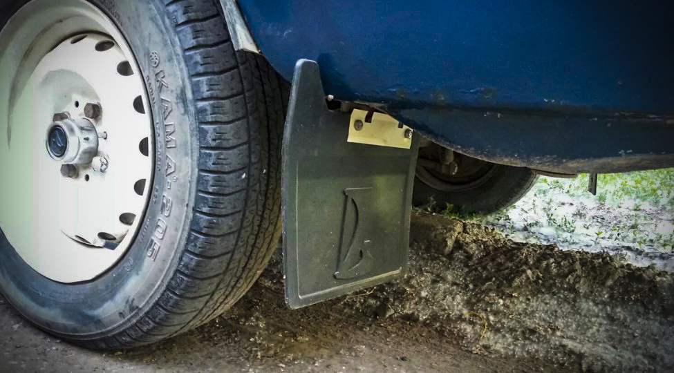 "Все равны, но кто-то ровнее?" Сотрудник ДПС пояснил: кому можно ездить без брызговиков, а кому за это грозит штраф