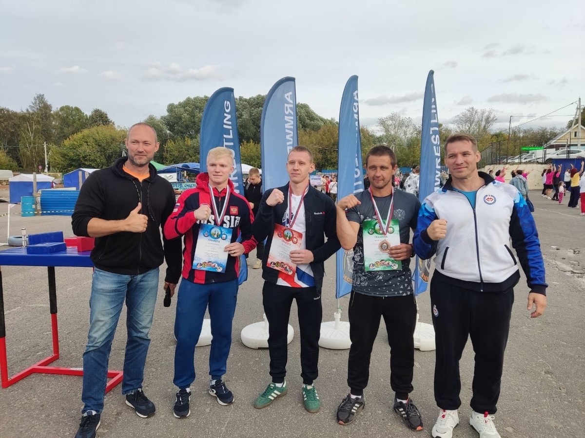 В. Панкеев (слева), призеры соревнований, Р. Никитин.