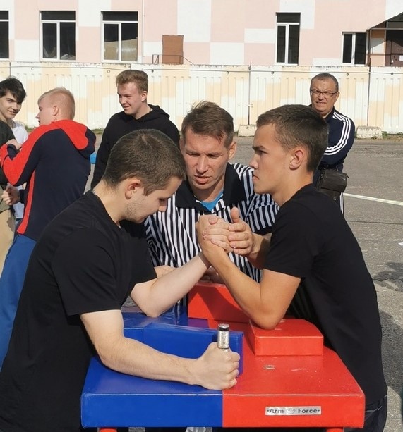 Идет поединок.