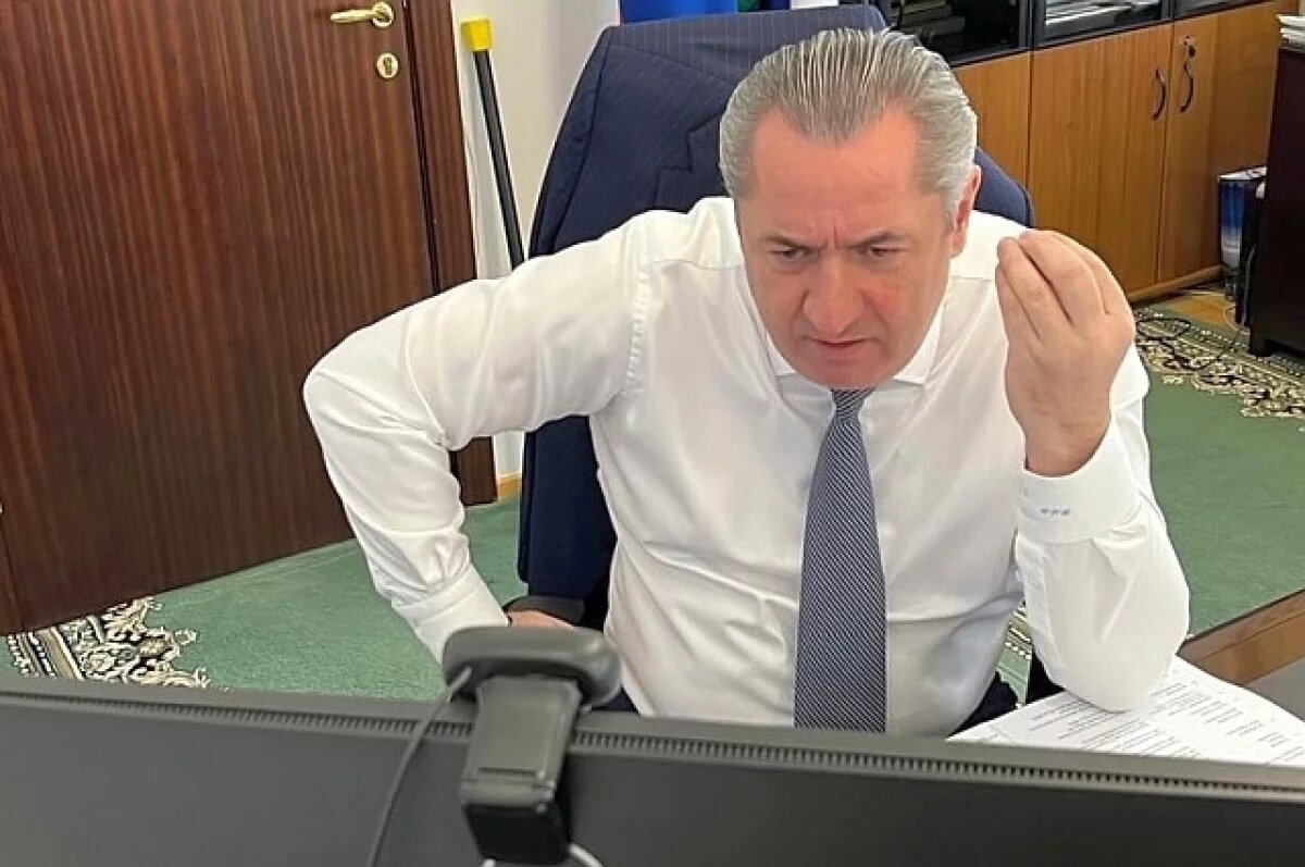    Матерится и готовит плов.