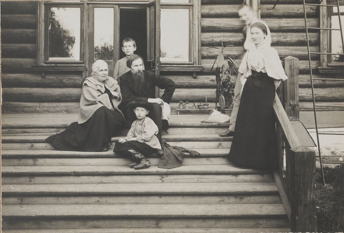 Виктор Васнецов с женой и детьми на террасе дома в Троицком переулке. Москва. 1897 г.