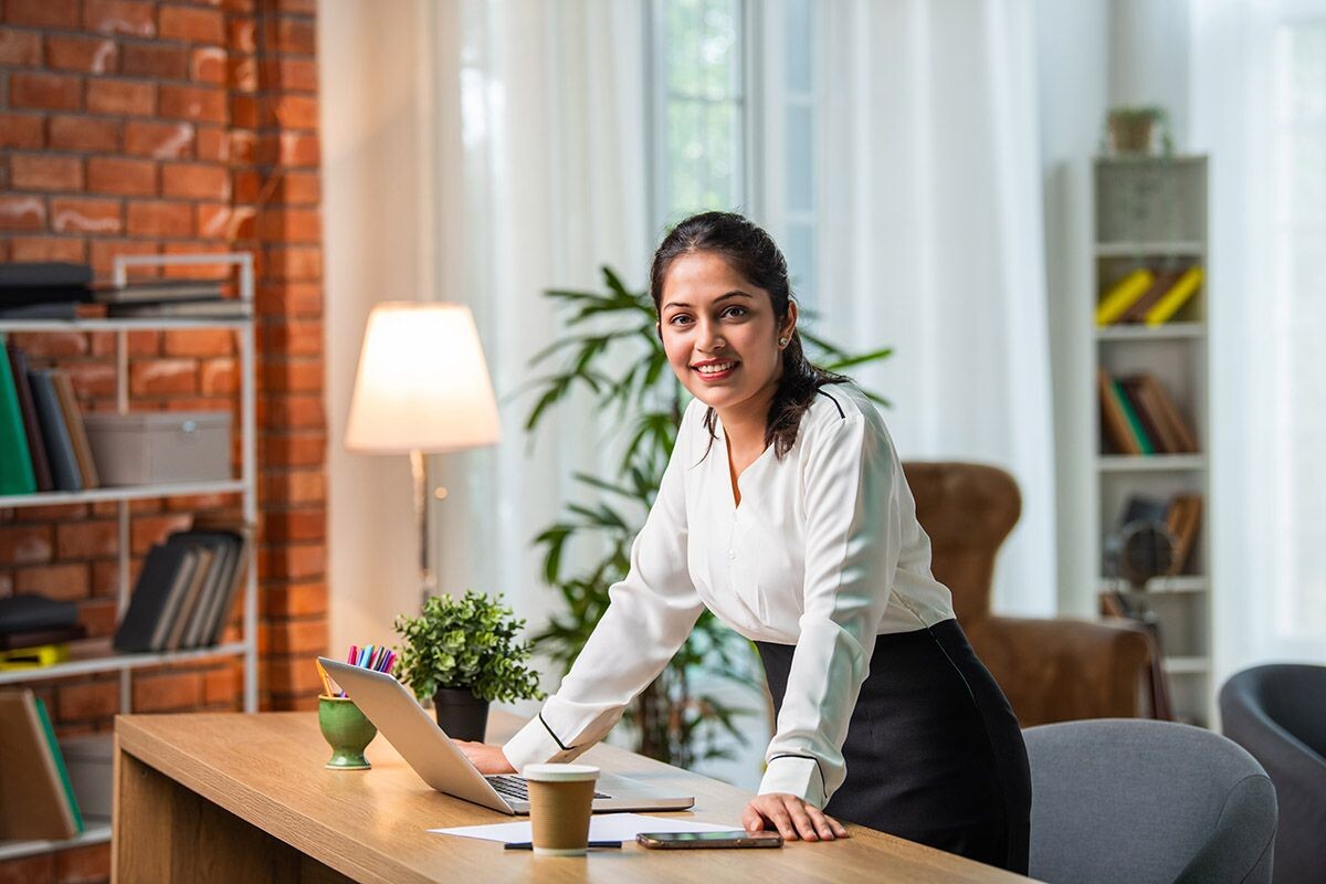 В штате работают по офисному графику, только дома. При гибридном режиме нужно приезжать в офис пару раз в неделю. Источник: Shutterstock📷
