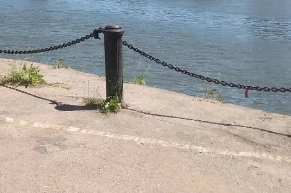    В Ростовской области на мель село грузовое судно со сталью