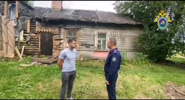 На фото: Дом в Гатчине. Люди в нем как-то живут…