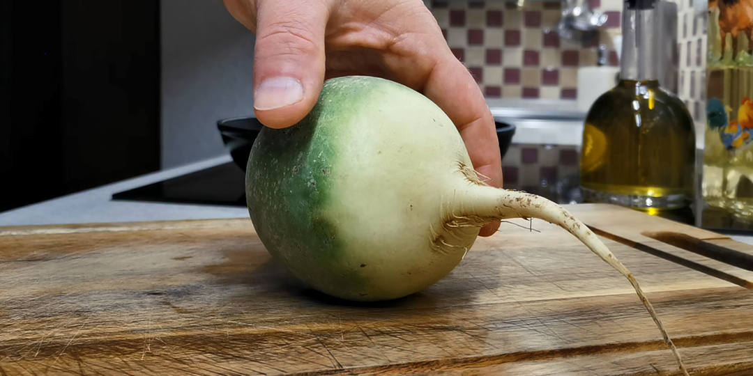 Этому салату с редькой до сих пор нет равных. Уж сколько лет готовлю, а как только подумаю, аппетит сразу зашкаливает