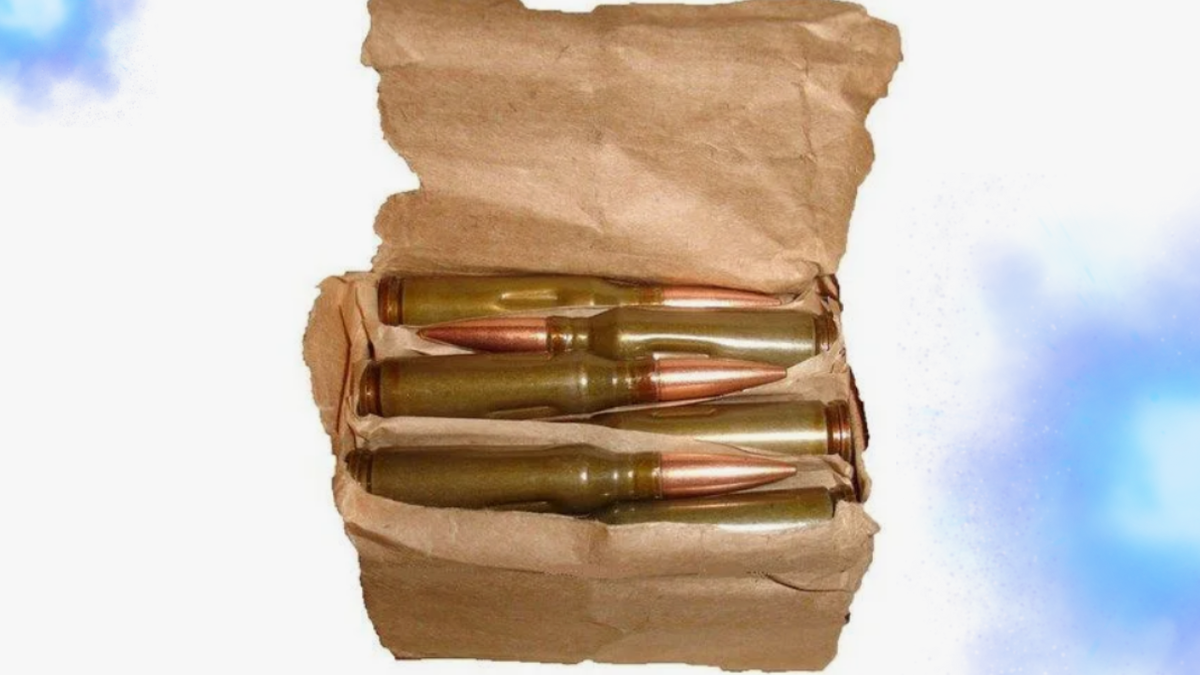 Пачка, на которые отчетливо видны продольные вмятины на гильзах АК