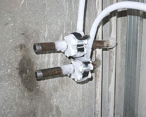 Подводка к батарее (отопление включено).