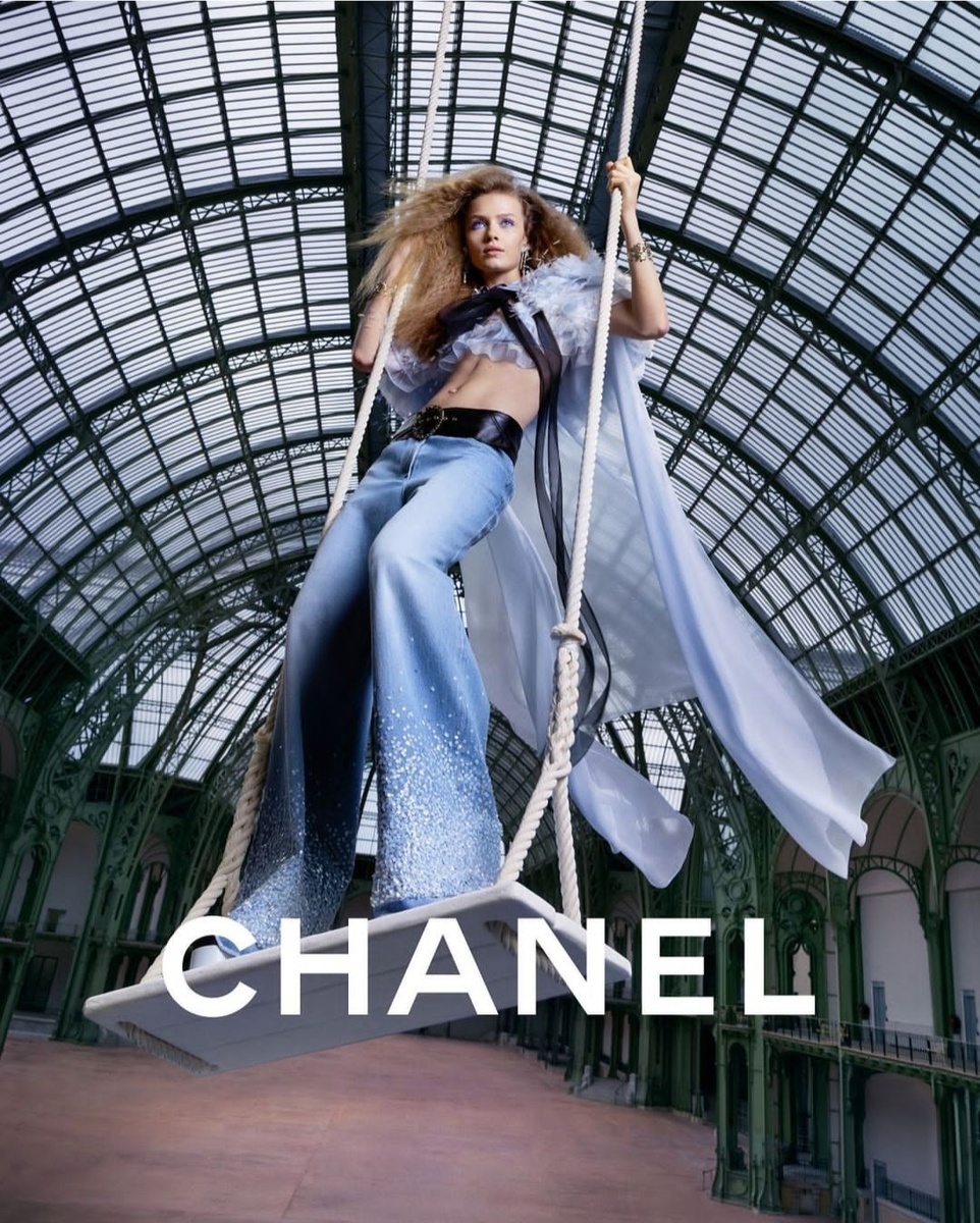 Превью показа Chanel Ready-to-Wear  Spring-Summer 2025. Модель Ella Mccutcheon. Авторы: Inez & Vinnodh. Материал: Chanel.