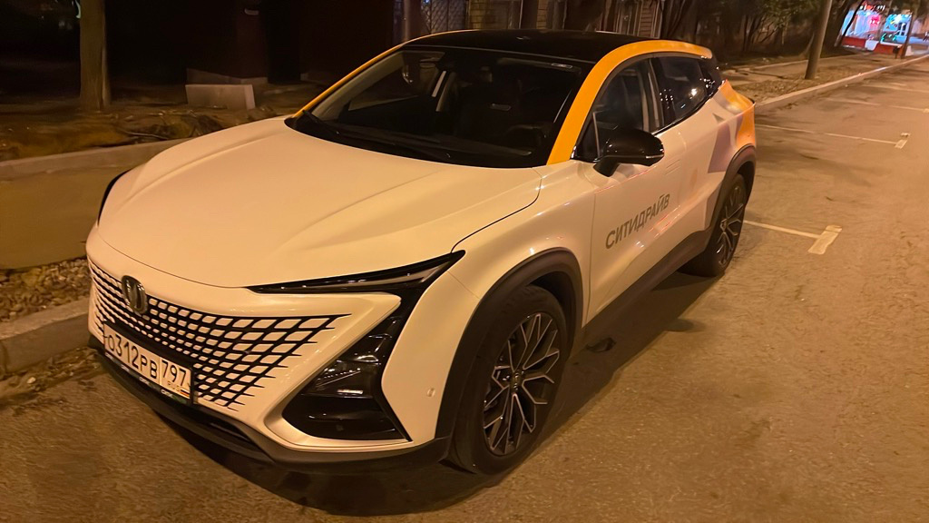 Ночью Changan UNI-T проявляется особенно ярко. Он выглядит как тачка из корейских клипов.