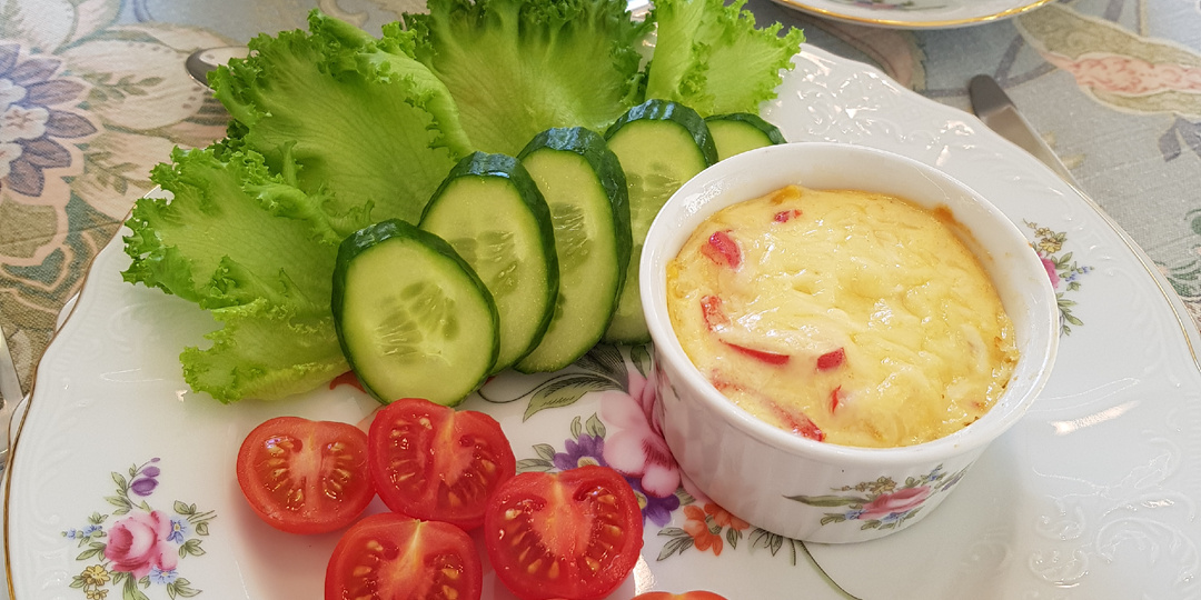 Сырный омлет с курицей и перцами