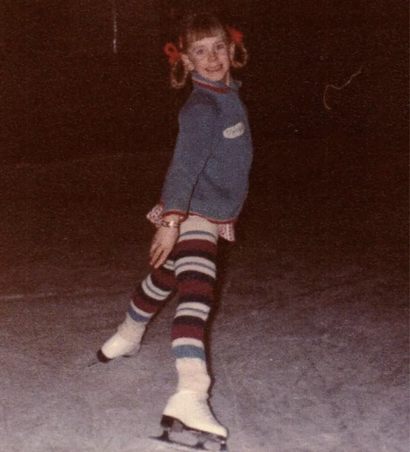 Маленькая Тоня на катке 