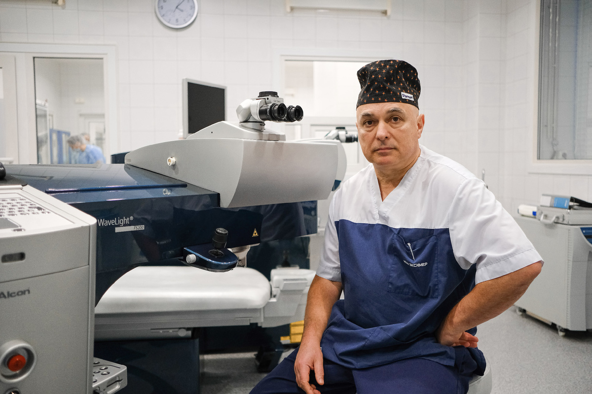 Медицинский директор системы клиник "Эксимер", офтальмохирург, доктор медицинских наук, профессор Кирилл Борисович Першин (Москва)