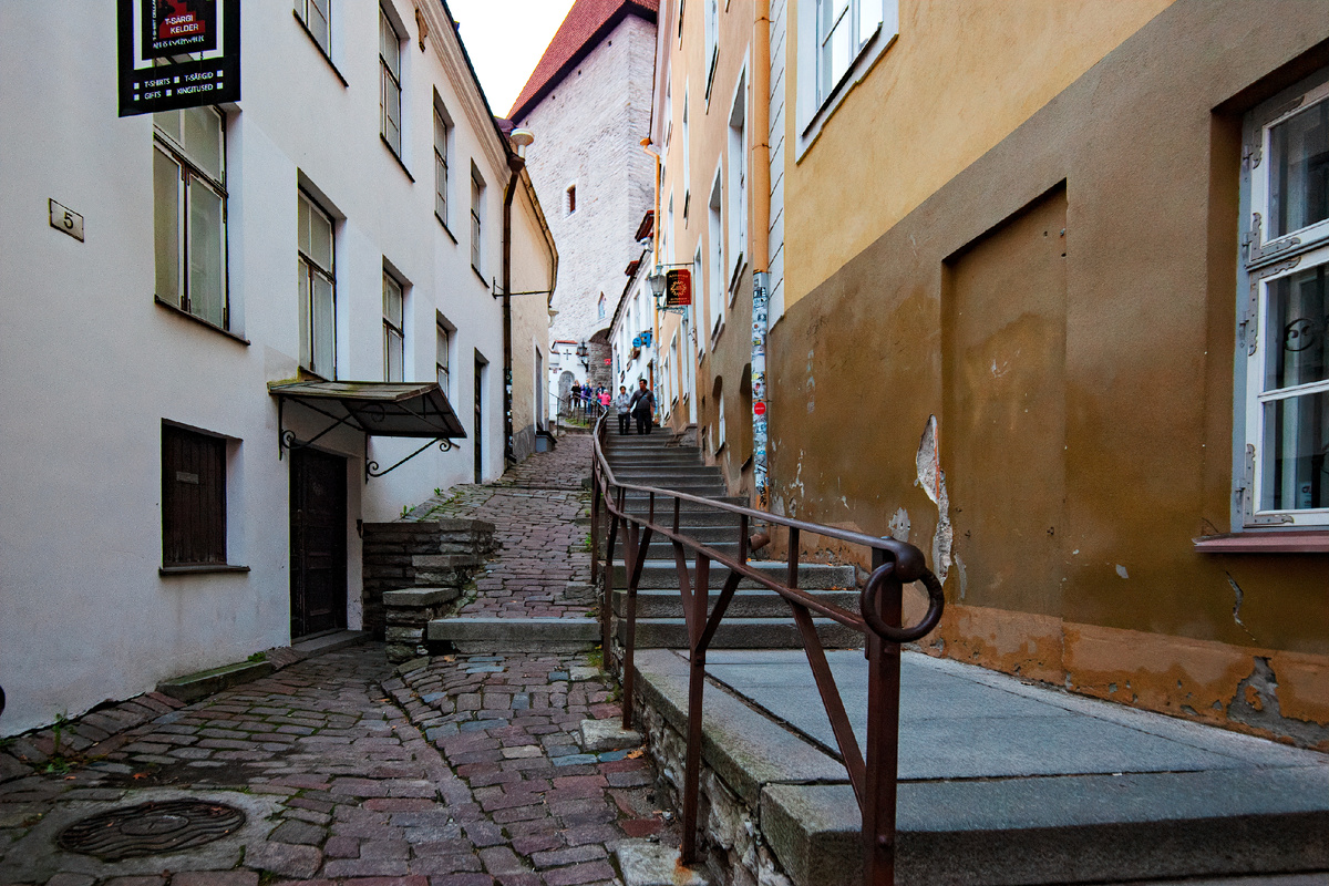 улица Люхике Ялг (короткая нога) и башня