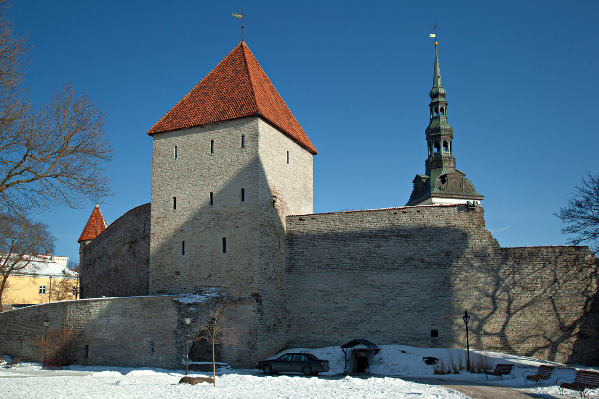 слева направо: Конюшенная башня, Девичья башня, церковь Нигулисте