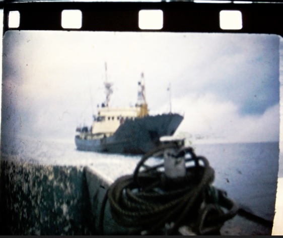 Направляемся к судну. Кадр снят на кинопленку, заряженную в микрофотоаппарат.