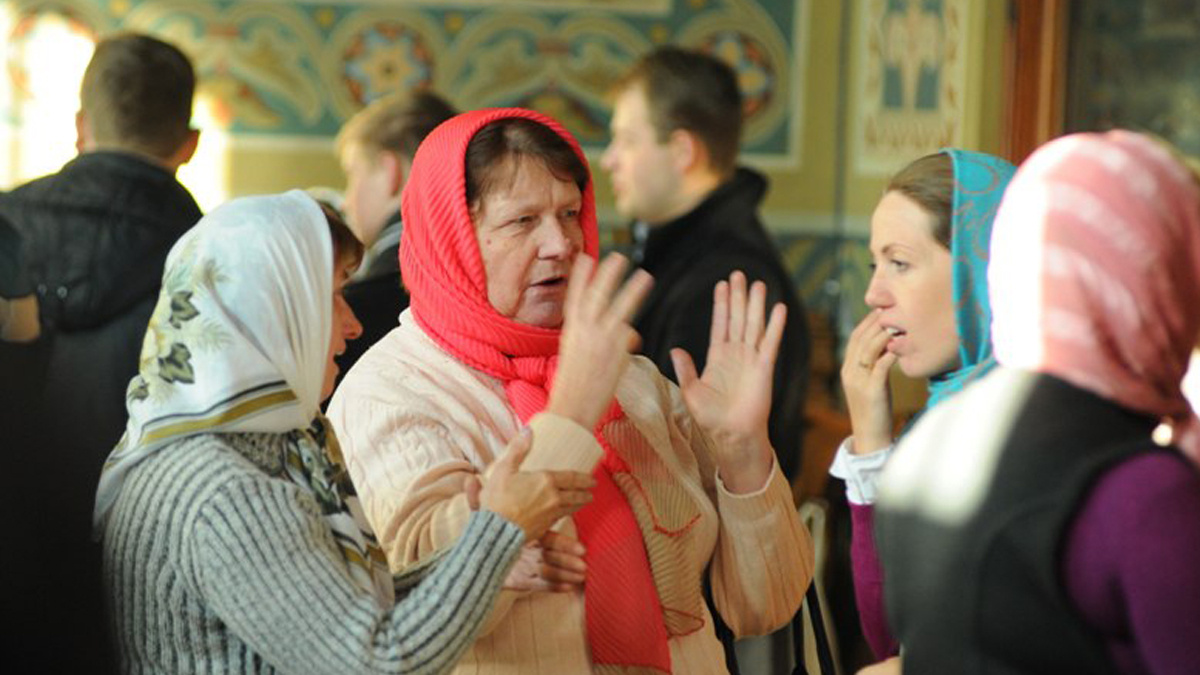 Прихожане одной церкви 6. Храм матроны московской в орле настоятель. Толпа в церкви. Верующие в храме. Церковь прихожане священник.