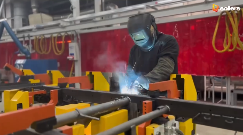 Скриншот из видео пресс-службы Sollers. Новая производственная линия в Ульяновске, где с сегодняшнего дня будут производить рамы для грузовиков Sollers Argo.