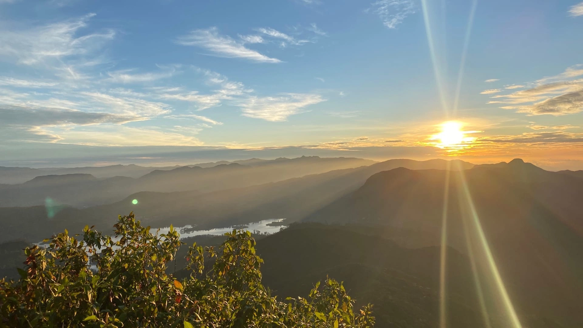 Это фото я сделал на «Пике Адама» на Шри-Ланке, преодолев более 5000 ступеней подъема.