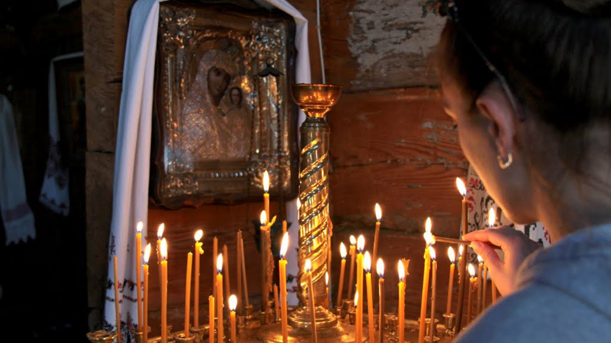 Женщина молится в храме. Православная женщина в храме. Поставить свечку и помолиться. Поставить свечку и помолиться. Человек со свечкой.