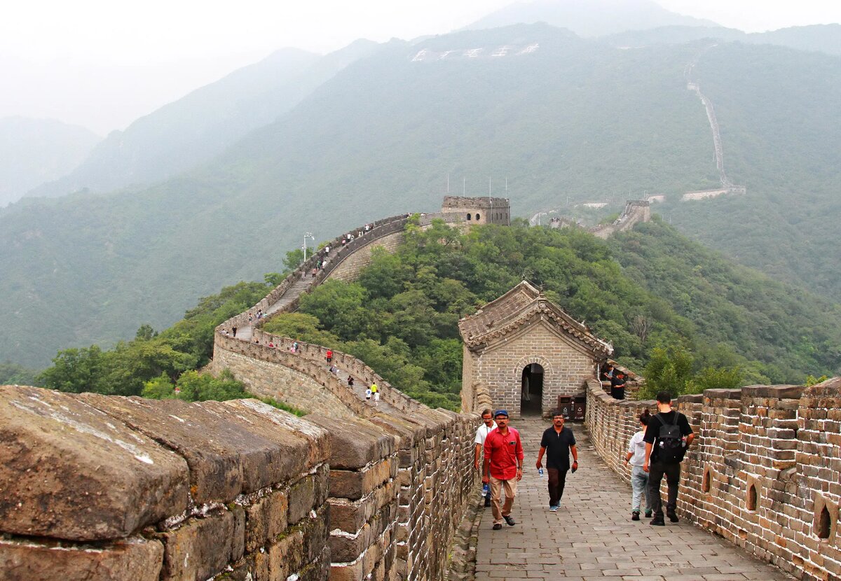 Древняя Великая Китайская стена петляет по горам, повторяя их рельеф и заставляя путников потеть на длинной дистанции./ФОТО АВТОРА 