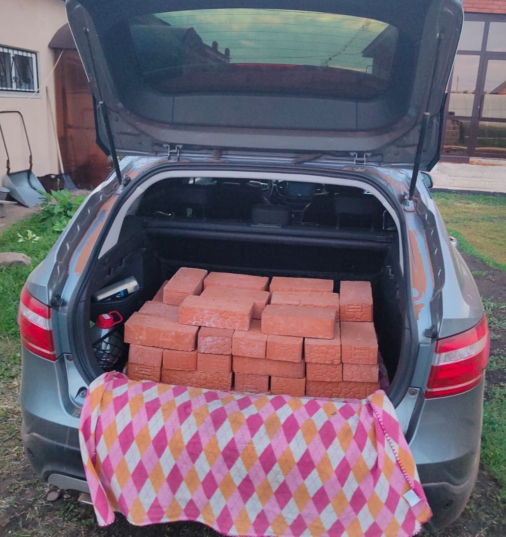 Таскаю кирпичи от родителей. Когда-нибудь доведу мужа до инфаркта. Машину мы любим, пылинки с нее сдуваем.