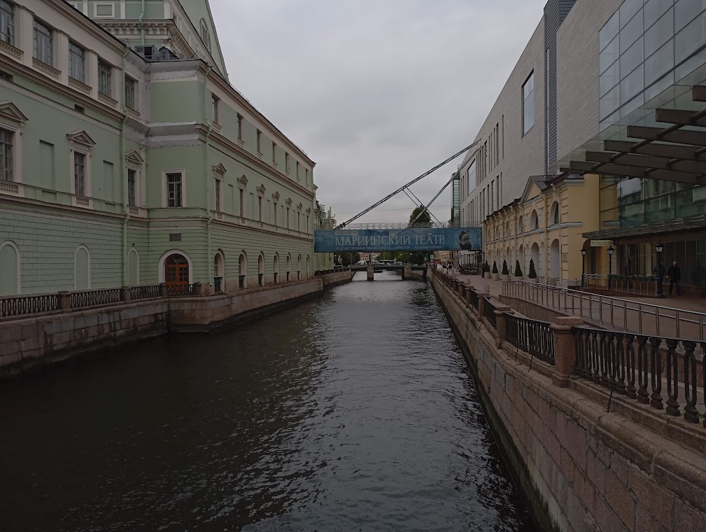 Две Мариинки, одна слева, другая справа