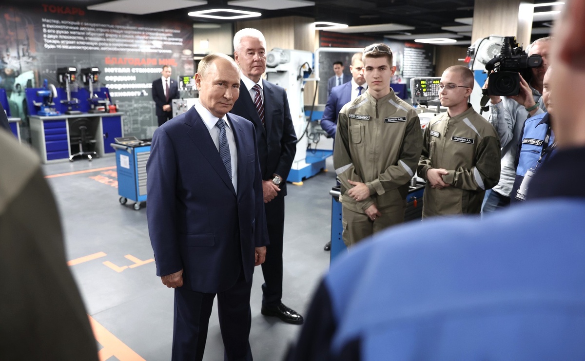 Со студентами на участке токарных универсальных станков. 