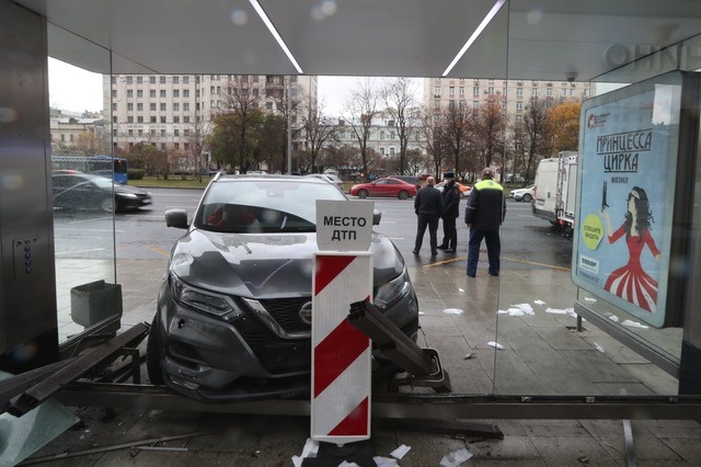    В аварии может пострадать и дверь бизнес-центра. Страховщик заплатит по ОСАГО, если к нему обратиться. / Сергей Карпухин / ТАСС