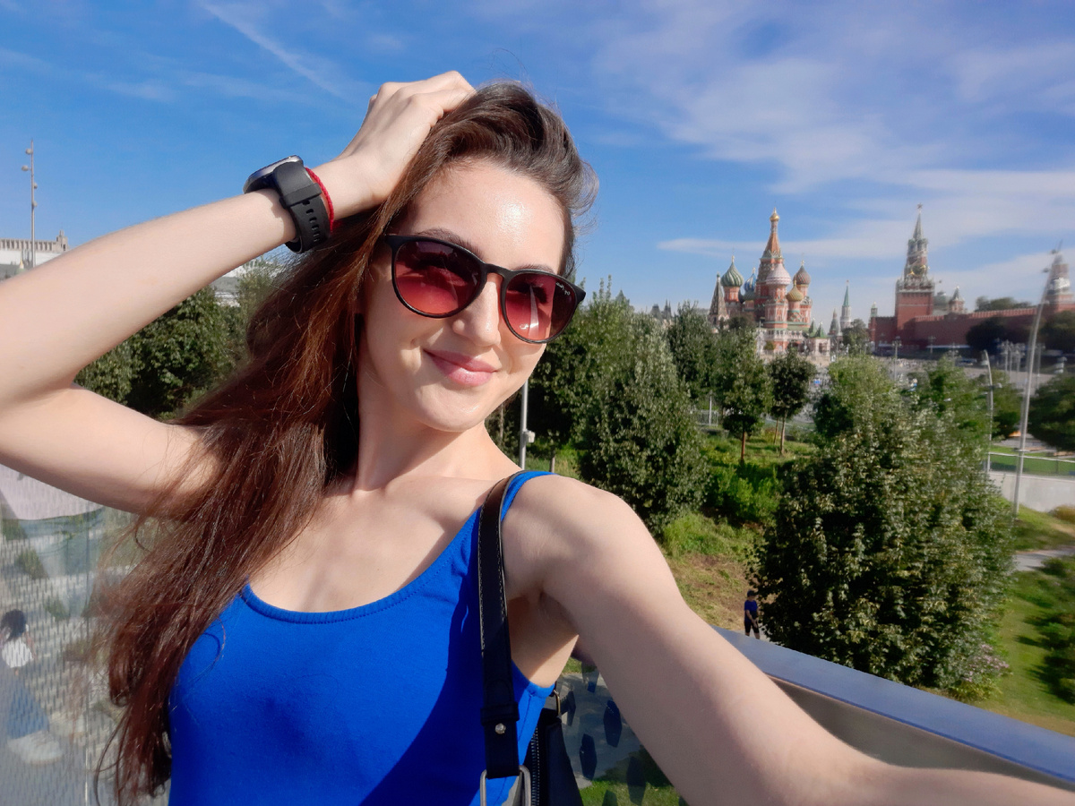 Эта девушка в очечях-я)