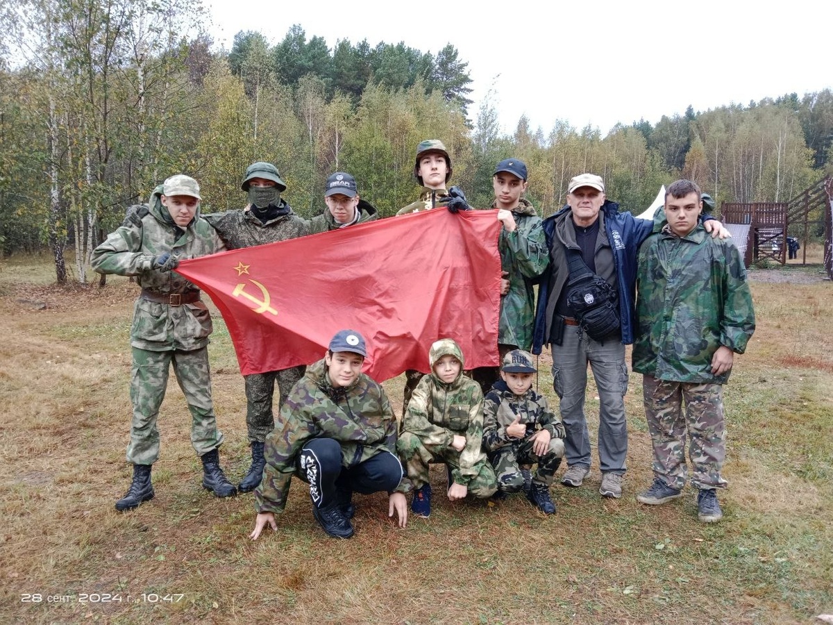 Воспитанники клуба "Патриот" со своим руководителем Вячеславом Николаевичем Костенко