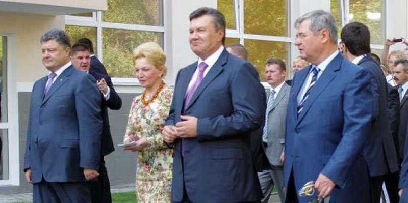 На открытии нового больничного корпуса в г. Севастополе (14.08.2012 г.). Слева: министр экономического развития и торговли - Порошенко П.А., В центре: президент Украины - Янукович В.Ф. Справа: глава Севастопольской городской администрации - Яцуба В.Г. 