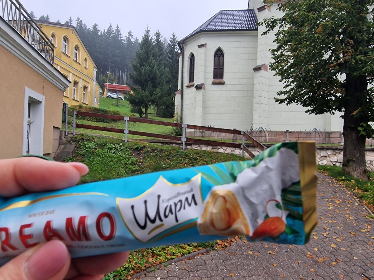 фото автора: а это мы во вьетнамской вечерке обнаружили - украинский батончик) Купила попробовать, увидев кириллицу))